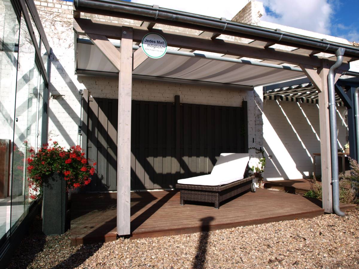 Holz-Terrassenüberdachung 500cm Breite mit PVC-Eindeckung